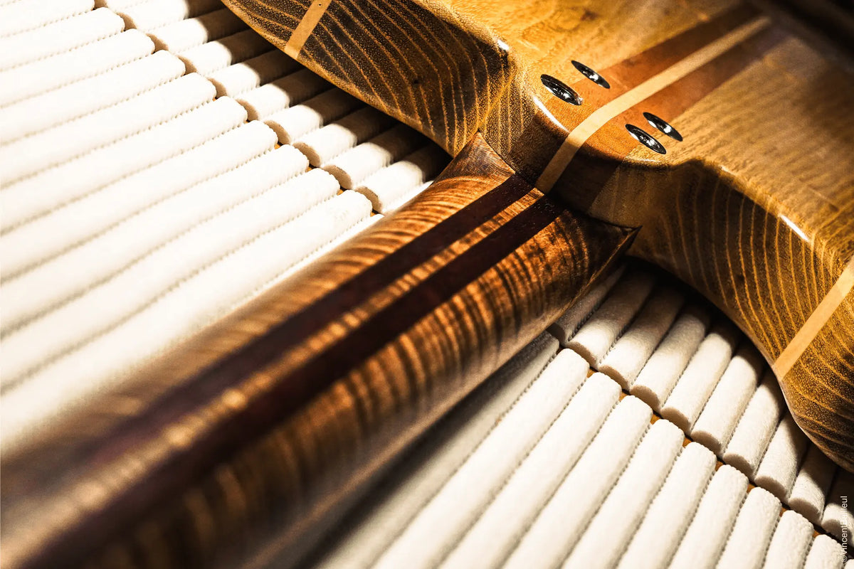 Guitare artisanale fabriquée par le luthier Luthem à Narbonne