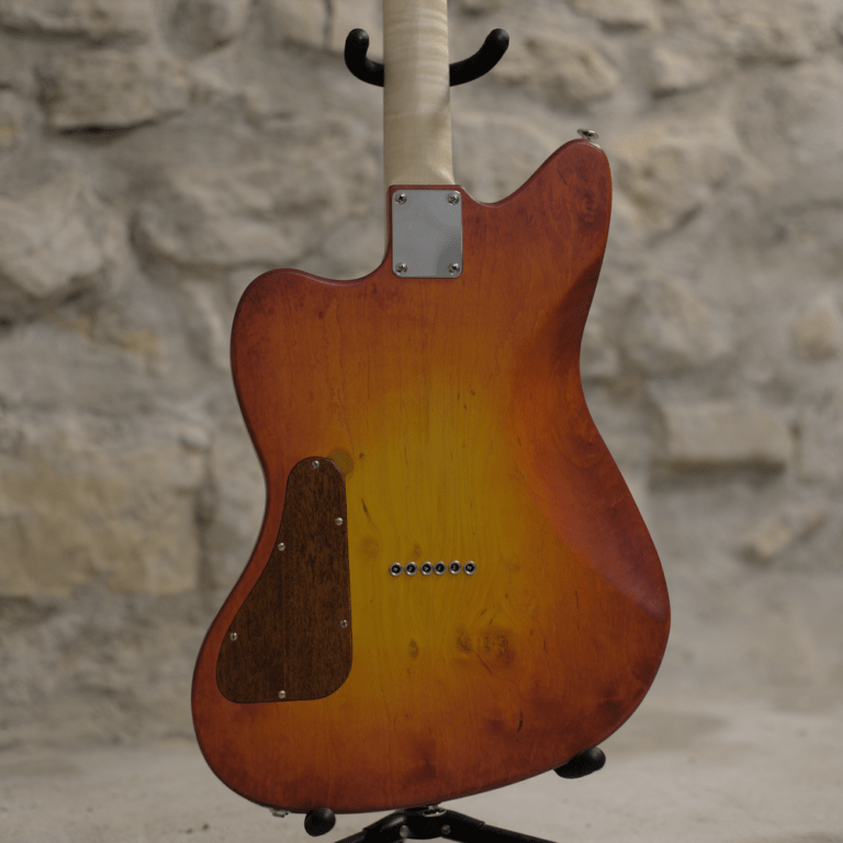 guitare jazzcaster avec un sunburst rouge et jaune vu de dos